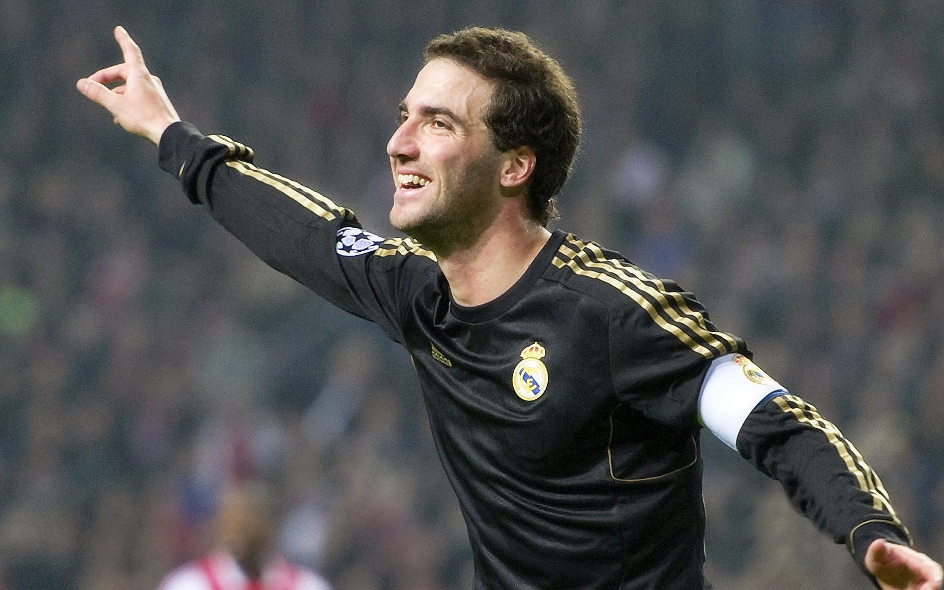 伊朗球员被雪砸中仍坚持比赛，获全场掌声，伊朗踢中国把球停在球门口