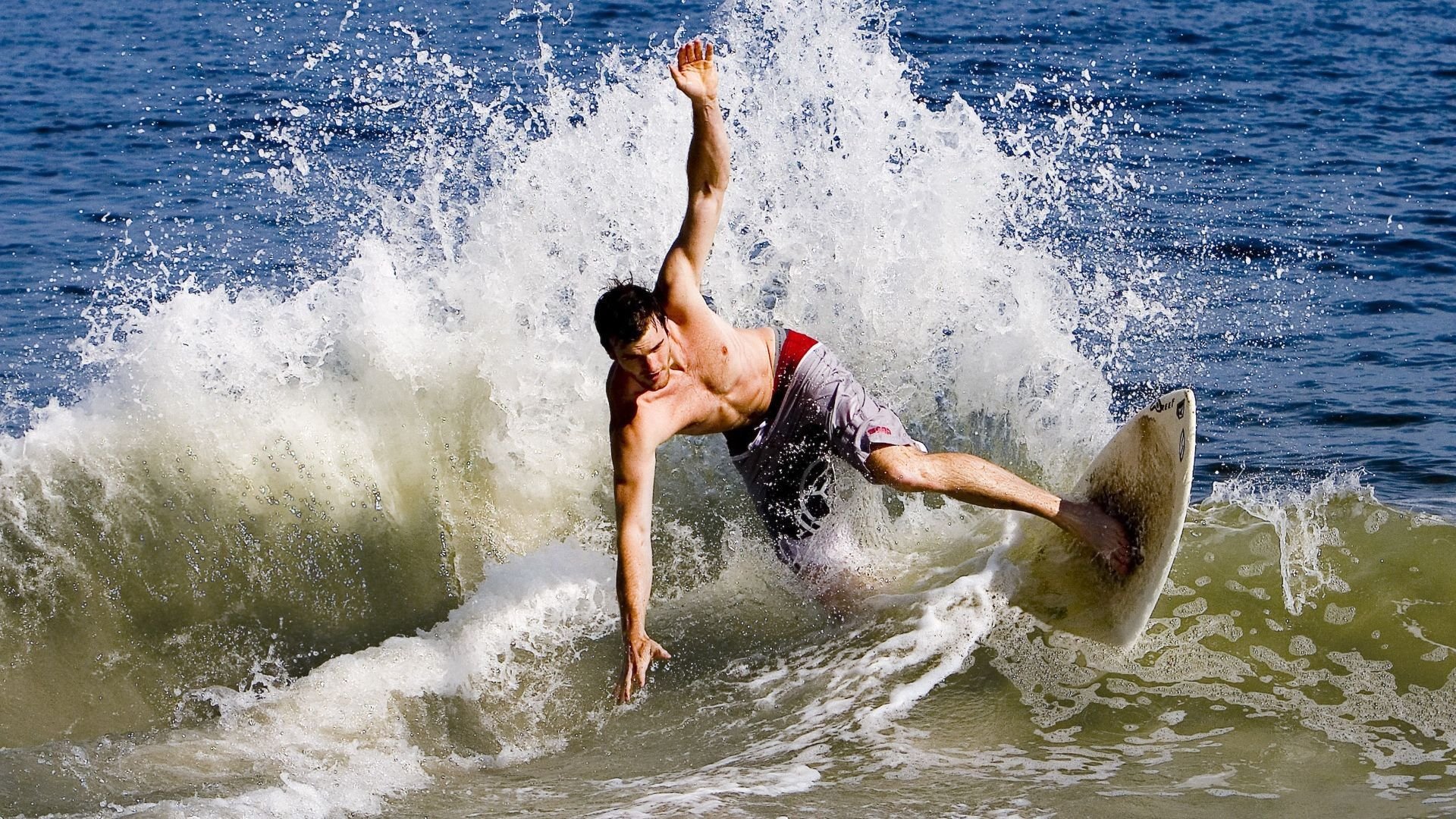 伊朗球队合影全员戴手套围巾，时尚圈点赞“冷酷战士”，伊朗选手